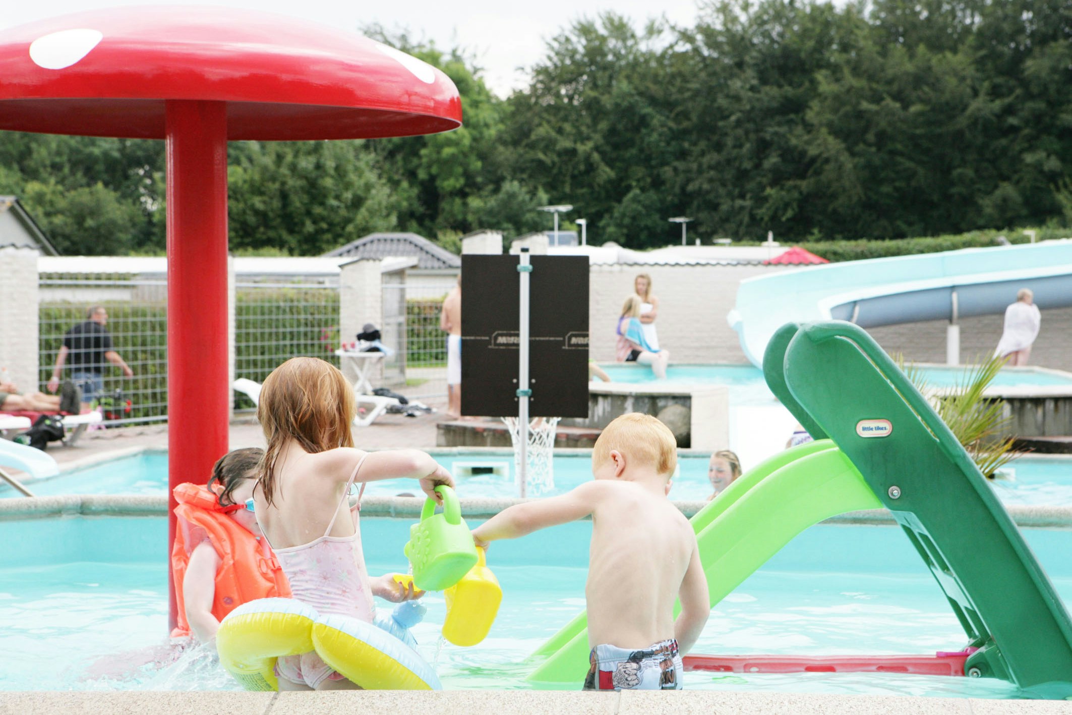 Stensager Strand Camping - Kinder spielen im Kinderbecken vom Poolbereich auf dem Campingplatz