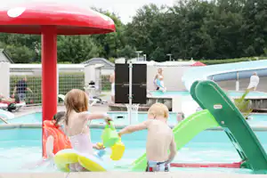Stensager Strand Camping - Kinder spielen im Kinderbecken vom Poolbereich auf dem Campingplatz