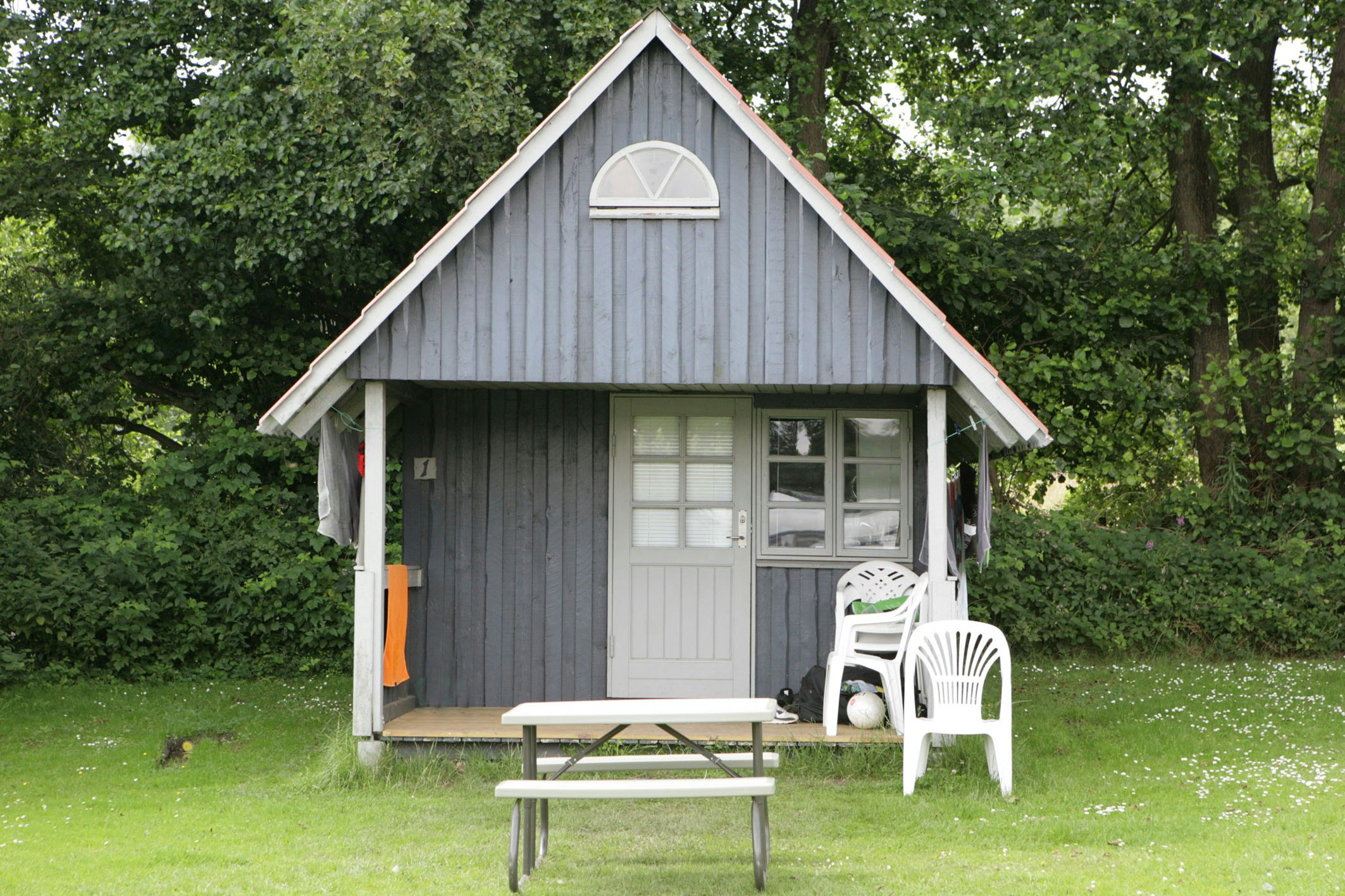 Stensager Strand Camping - Mobilheim vom Campingplatz mit Veranda und Picknicktisch