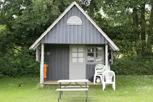 Stensager Strand Camping - Mobilheim vom Campingplatz mit Veranda und Picknicktisch