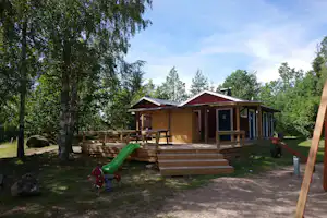 Stensjö Camping & Vandrarhem - Hauptgebäude und Kinderspielplatz