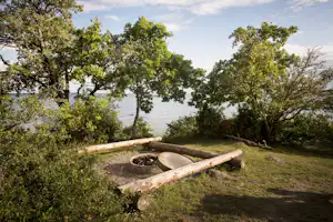Nordic Camping Stensö - Lagerfeuerstelle vom Campingplatz mit Blick auf die Ostsee