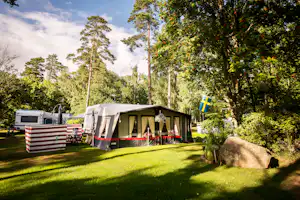 Nordic Camping Stensö - Blick auf das grüne Zeltplatz im Schatten der Bäume auf dem Campingplatz