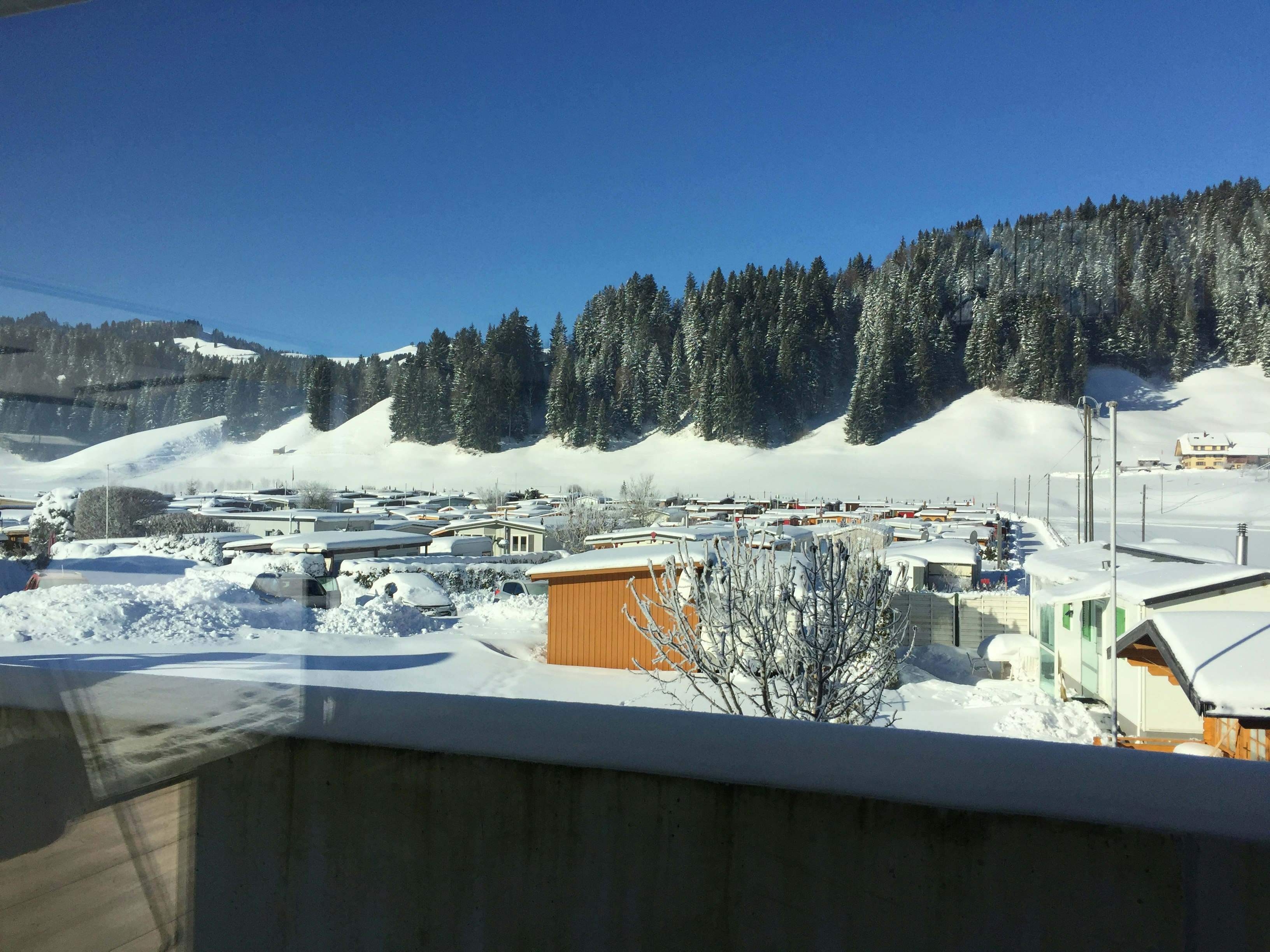 Sternen-Camping - Übersicht der Campingplatzanlage im Winter