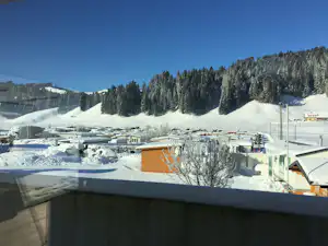 Sternen-Camping - Übersicht der Campingplatzanlage im Winter