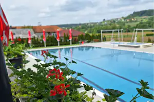 Stone Valley - Pool auf dem Campingplatz