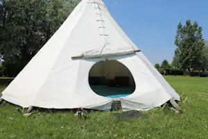 Storchen-Camp Rust - Mobilheim vom Campingplatz auf grüner Wiese