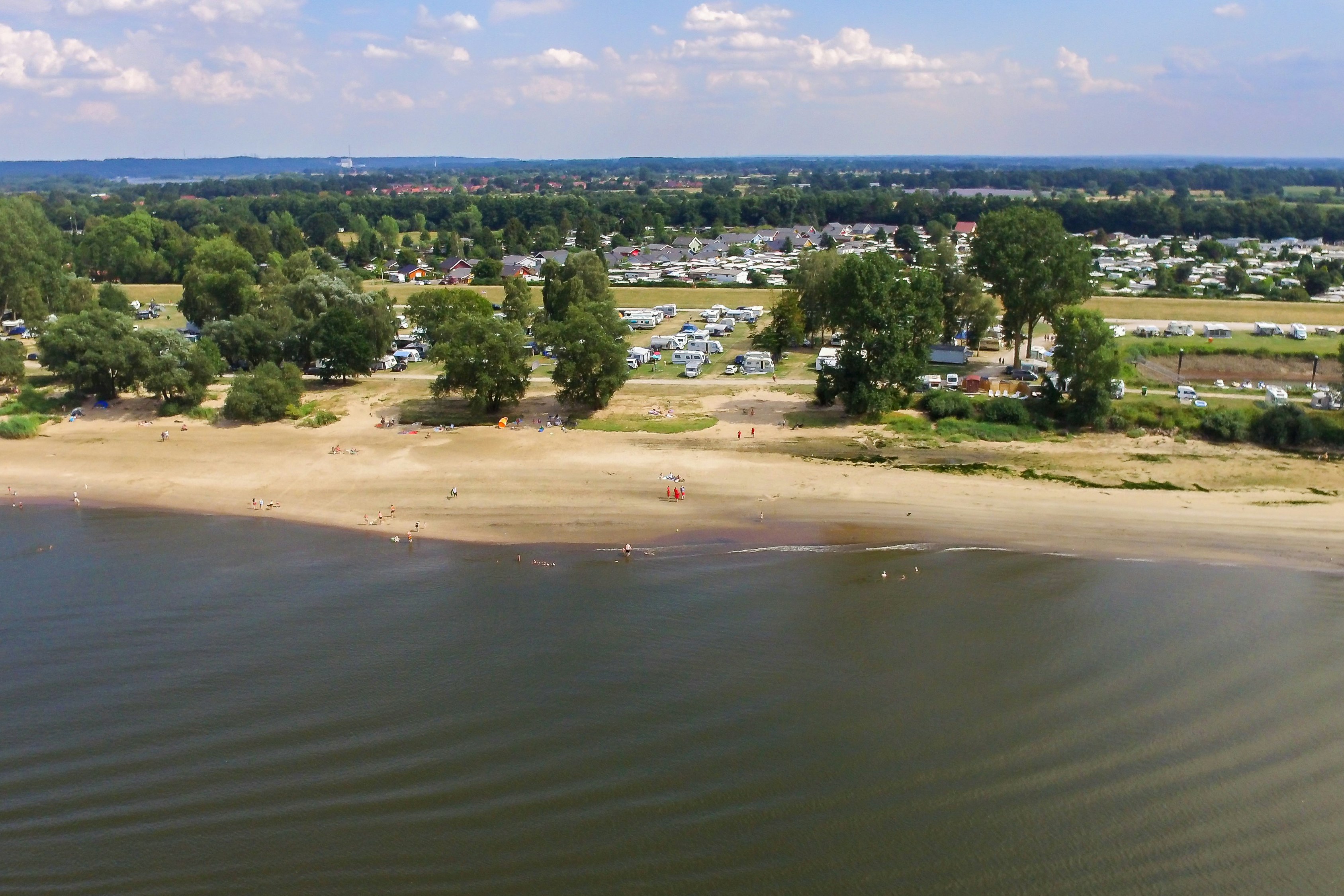 Stover Strand Camping  - Luftaufnahme des Campingplatzes am Wasser