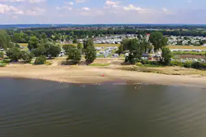 Stover Strand Camping - Luftaufnahme des Campingplatzes am Wasser