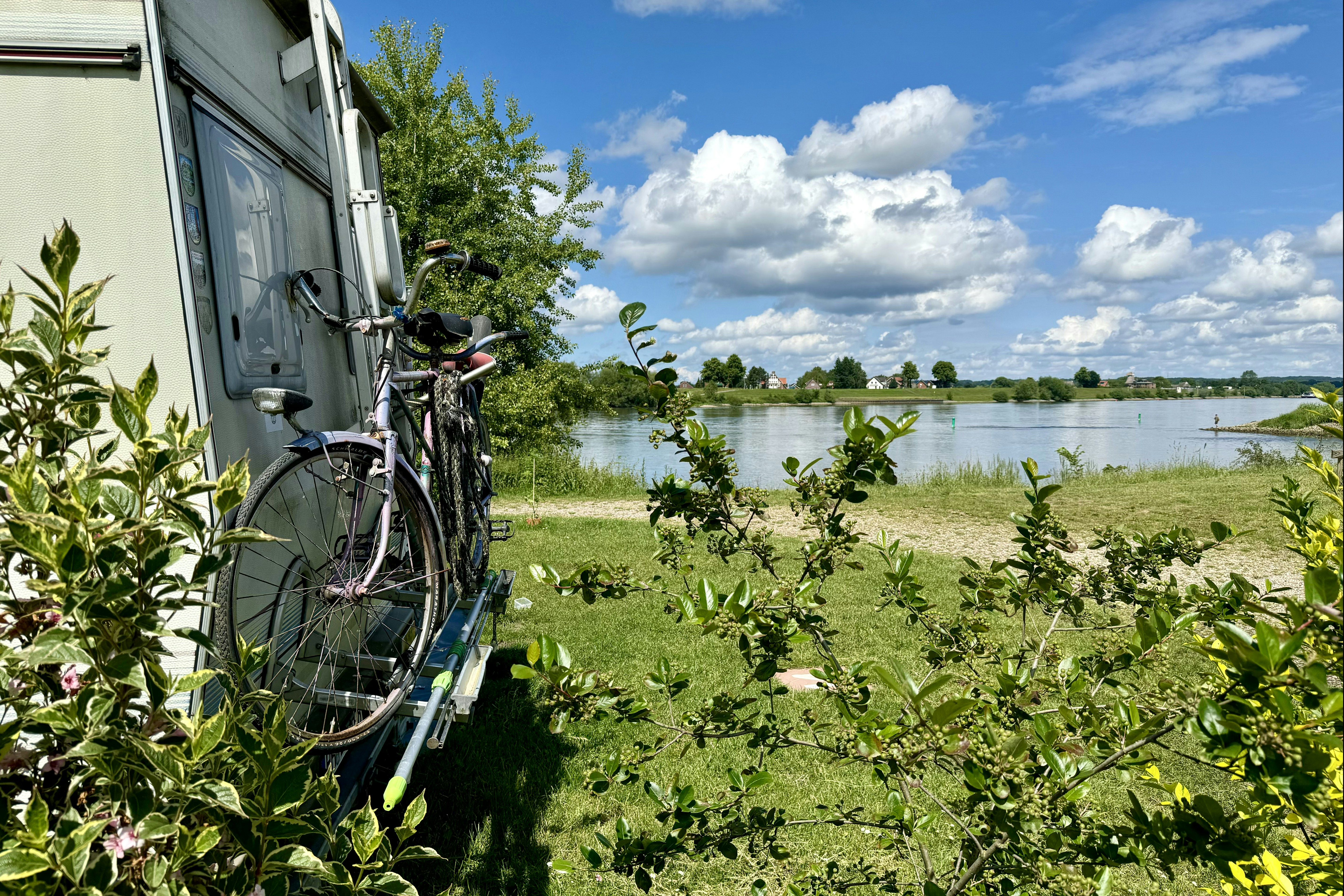 Stover Strand Camping - Blick auf die Standplätze auf der Wiese