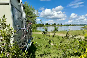 Stover Strand Camping - Blick auf die Standplätze auf der Wiese