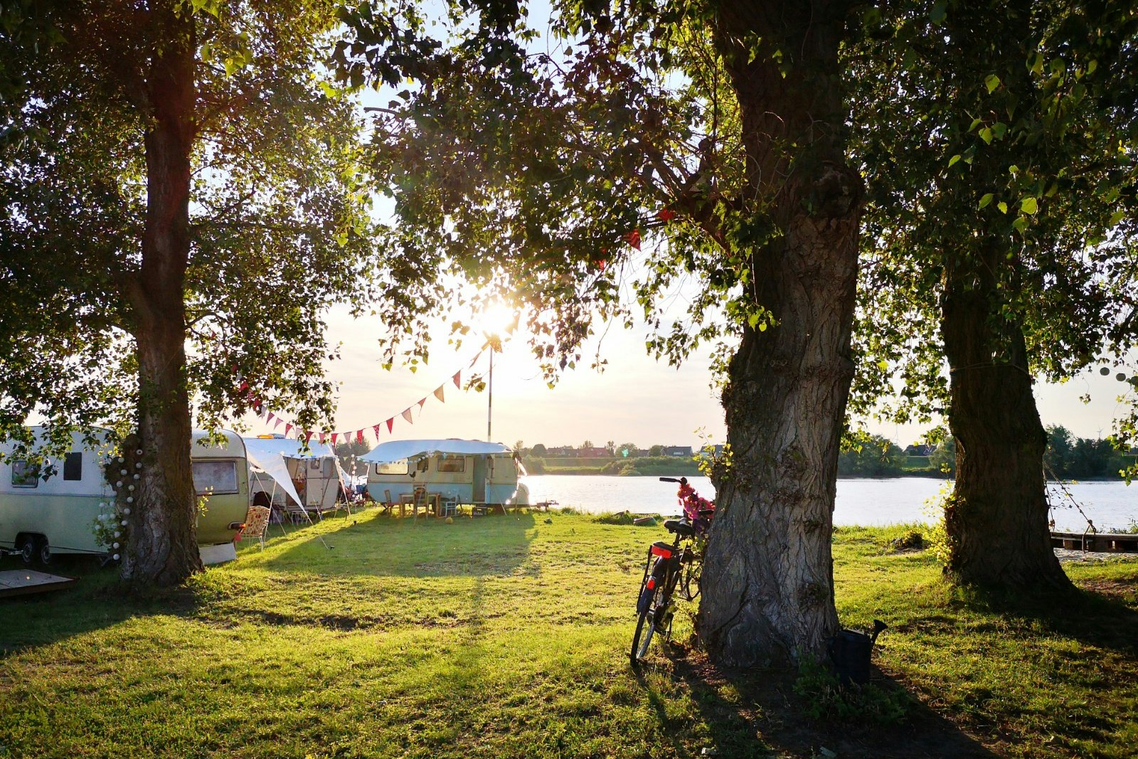 Stover Strand Camping - Standplätze auf der Wiese mit Aussicht auf die Elbe