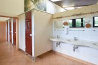 Stover Strand Int. Kloodt - Sanitärbereich vom Campingplatz mit Spiegeln, Waschbecken und Toiletten