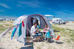 Strand- und Familienc. Bensersiel - Gäste essen vor dem Zeltplatz