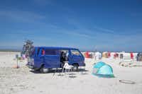 Strand- und Familienc. Bensersiel - Kleinbus in der Strand   auf dem Campingplatz