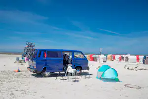 Strand- und Familienc. Bensersiel - Kleinbus in der Strand auf dem Campingplatz