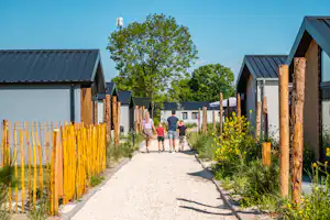 EuroParcs Poort van Zeeland Strandcamping De Quack - Gäste laufen zwischen den Mobilheimen entlang