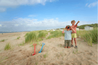 Strandcamping Groede - Kinder beim Spielen am Badestrand