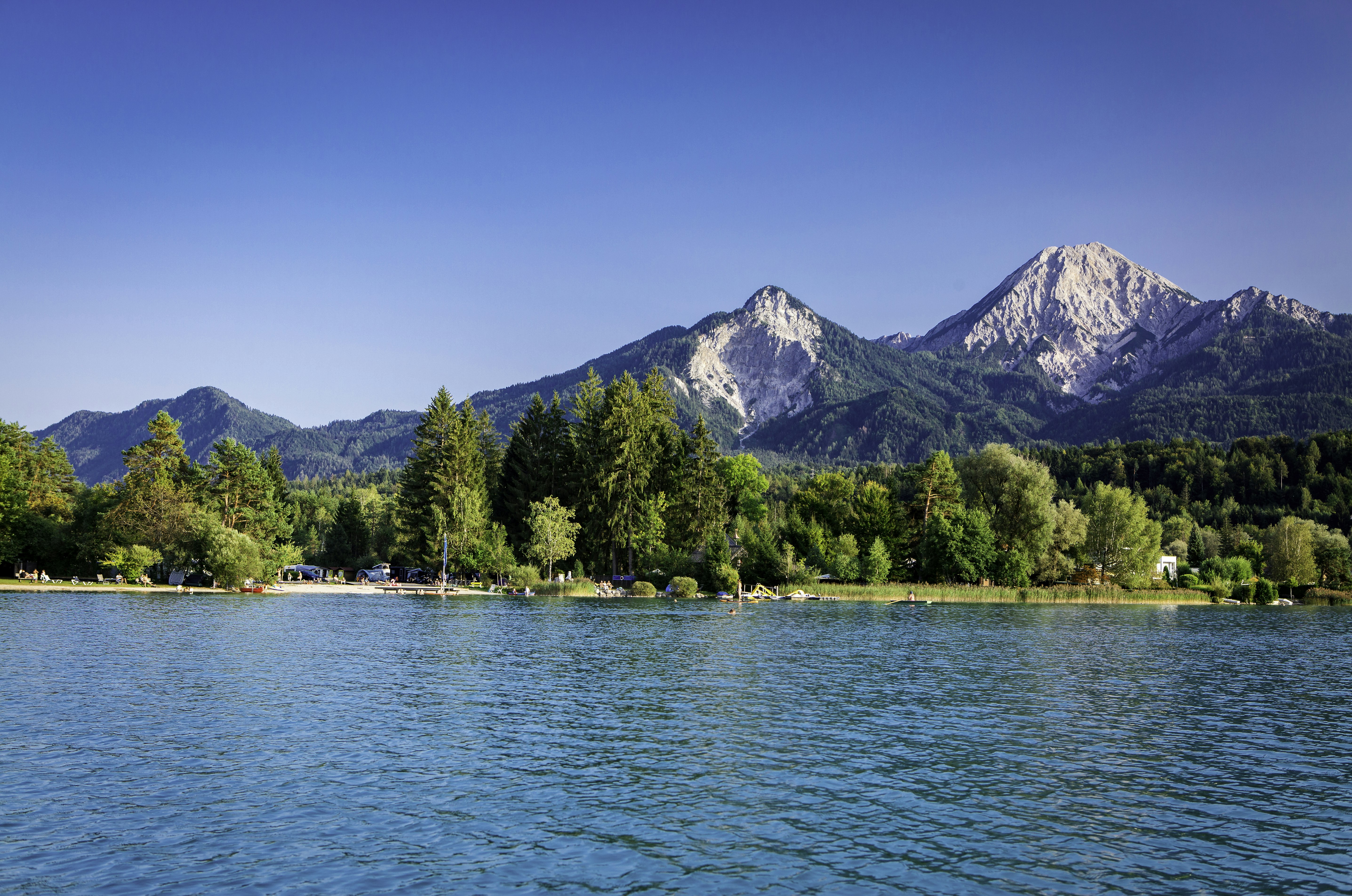 Strandcamping Gruber - Blick auf den See mit Bergen im Hintergrund