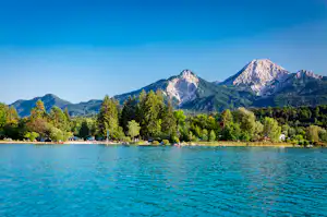 Strandcamping Gruber - Blick auf den See mit Bergen im Hintergrund
