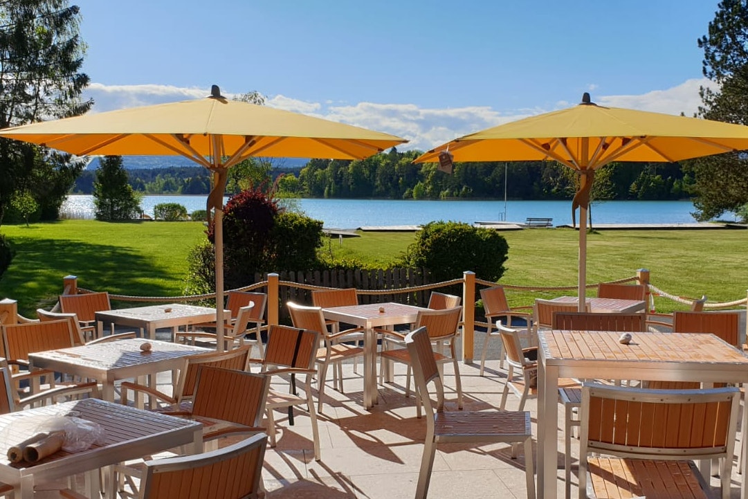 Strandcamping Gruber - Terrasse mit Blick auf den See