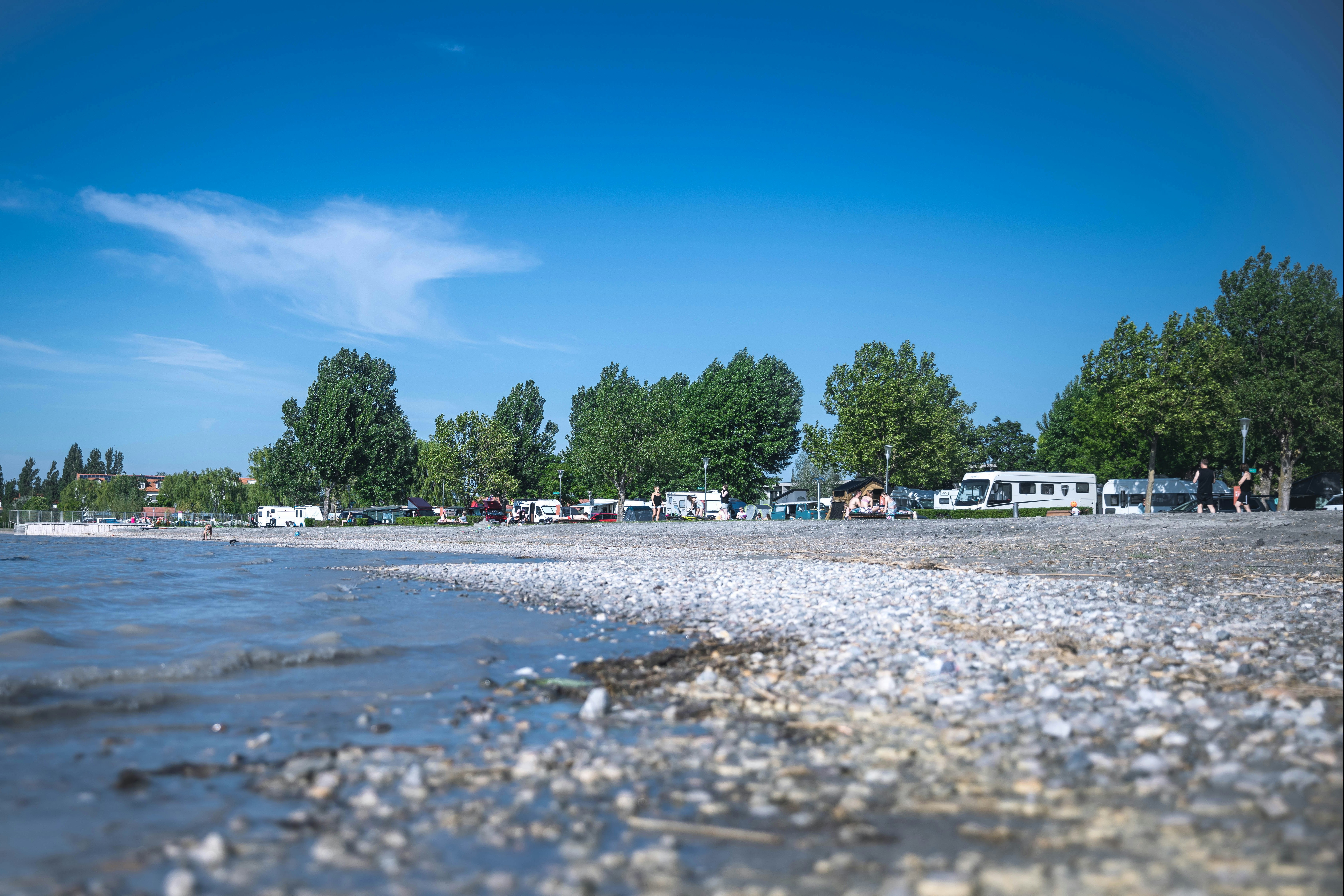 Strandcamping Podersdorf am See - Kiesstrand am Campingplatz