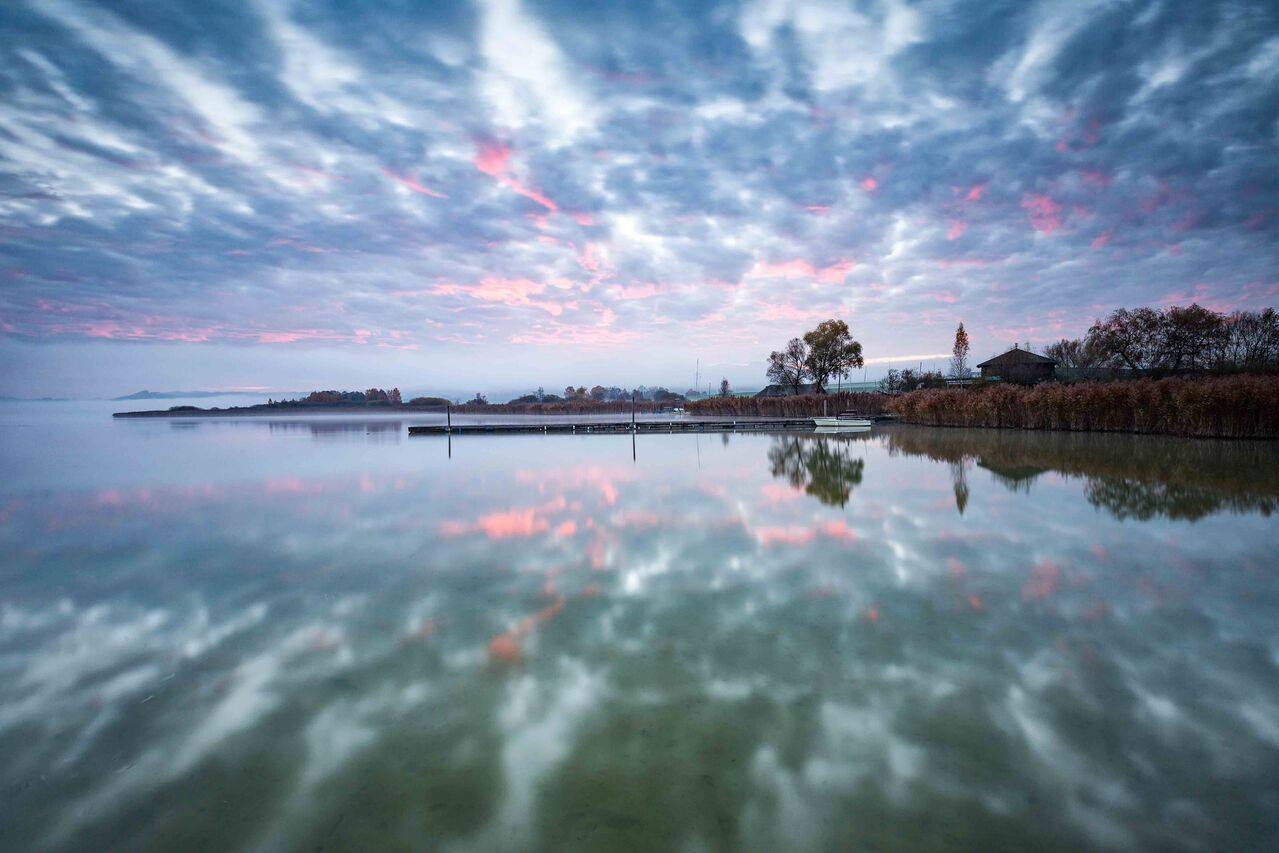 Strandcamping Seekirchen - Badesteg am See vor dem Campingplatz