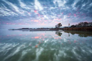 Strandcamping Seekirchen - Badesteg am See vor dem Campingplatz