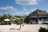 Strandcamping Seekirchen - Restaurant mit Terrasse und Sonnenschirmen auf dem Campingplatz