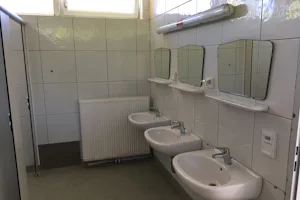 Strandcamping Seekirchen - Sanitärgebäude mit Waschbecken, Spiegel, Toiletten und Duschen