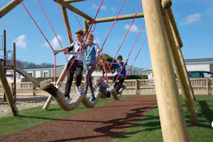 Strandcamping Valkenisse - Kinder auf dem Spielplatz vom Campingplatz