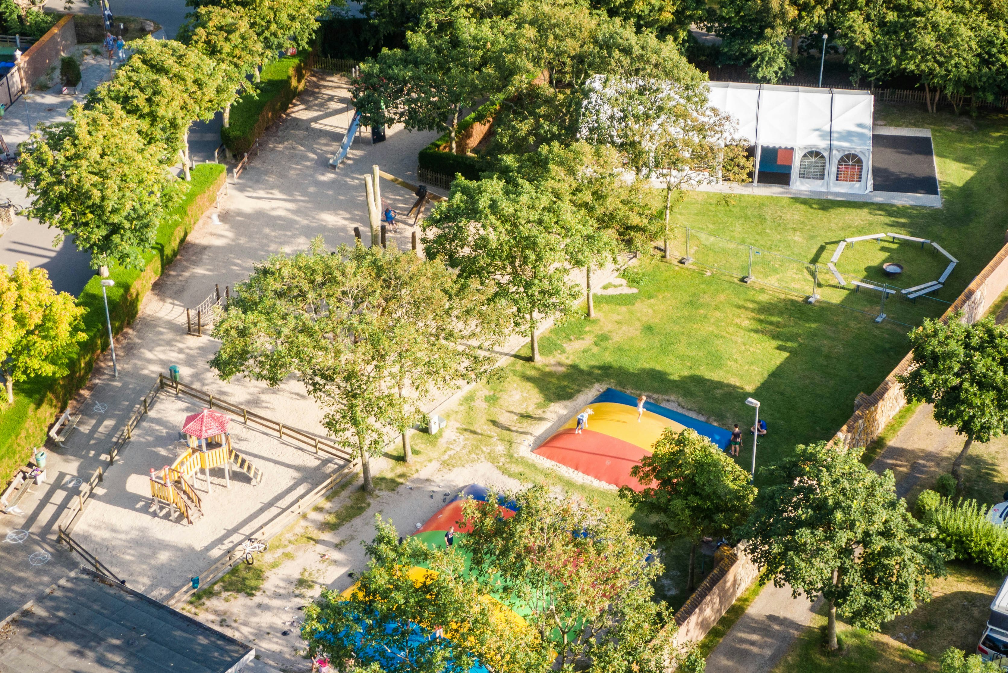 Strandcamping Wallnau  - Luftaufnahme des Campingplatzes mit Spielplatz