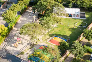 Strandcamping Wallnau - Luftaufnahme des Campingplatzes mit Spielplatz
