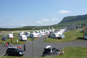 Strandhill Caravan & Camping Park - Wohnwagen- und Zeltstellplatz auf grüner Wiese auf dem Campingplatz