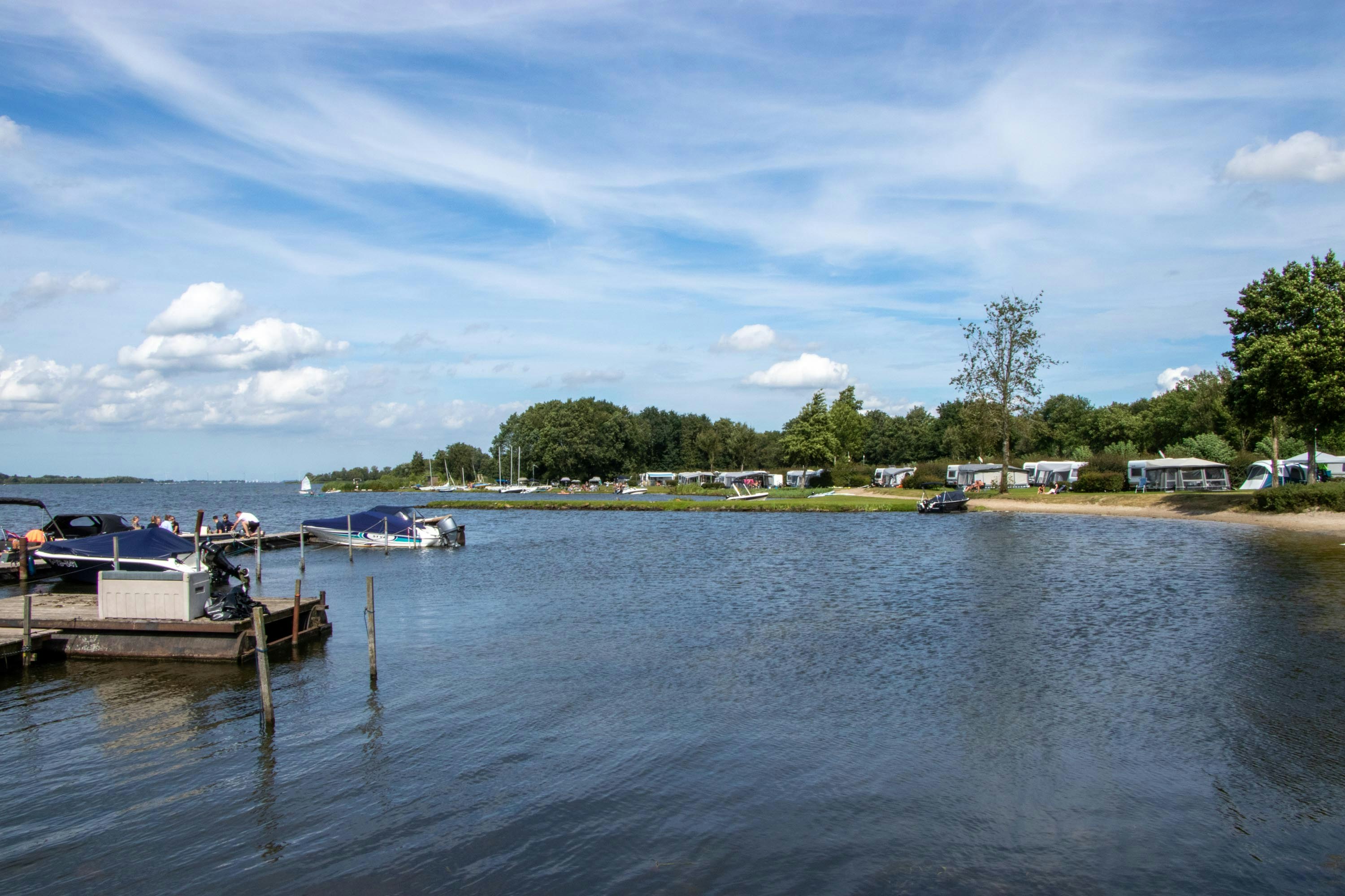Strandparc Nulde - Blick auf den Campingplatz am Wasser