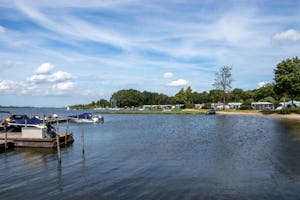 Strandparc Nulde - Blick auf den Campingplatz am Wasser