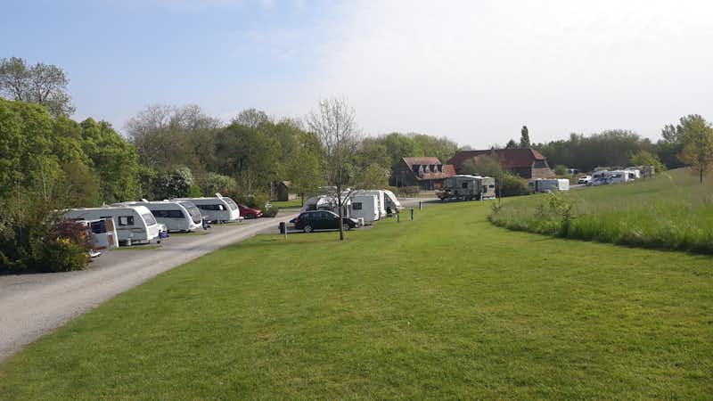 Stroud Hill Park Caravan Site - Blick auf die Stellplätze auf der Wiese