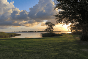 Sturkö Camping - Blick auf den Badestrand bei Sonnenaufgang