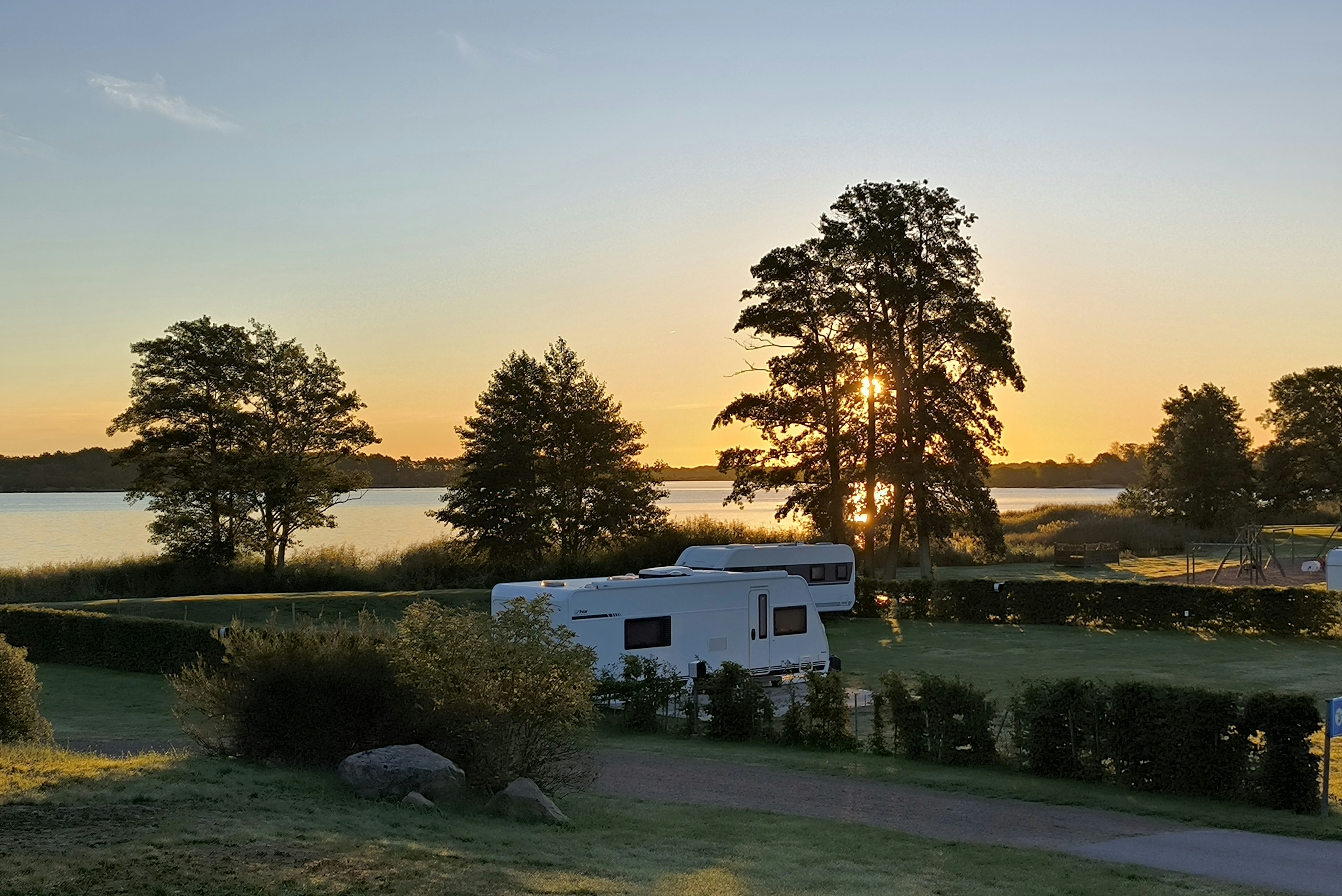 Sturkö Camping - Standplätze auf dem Campingplatz bei Sonnenuntergang