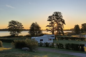 Sturkö Camping - Standplätze auf dem Campingplatz bei Sonnenuntergang