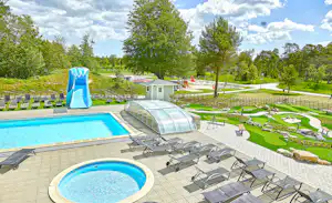 Sudersand Resort - Pool mit Liegestühlen und Sonnenschirmen auf dem Campingplatz