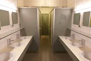 Sund-Camp Altefähr - Sanitärbereich vom Campingplatz mit Waschbecken, Spiegeln und Toilettenkabinen