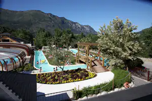 Sunêlia Camping Les 3 Vallées - Teleskopischer Schwimmbadüberdachung und auf dem Campingplatz
