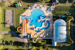 Camping Sandaya La Ribeyre - Luftaufnahme des Campingplatzes mit Pool