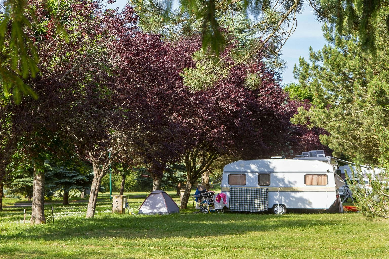Camping Sandaya La Ribeyre - Stellplätze im Grünen