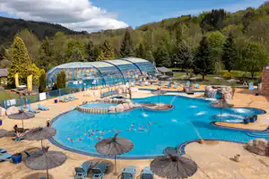 Camping Sandaya La Ribeyre - Teleskopischer Schwimmbadüberdachung auf dem Campingplatz
