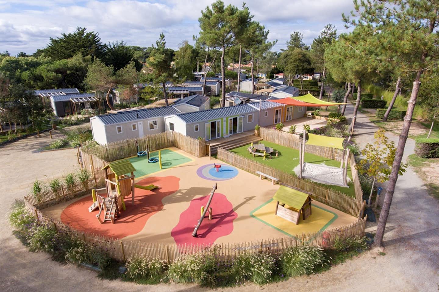 Sunêlia Le Fief  -  Spielplatz  und Mobilheime auf dem Campingplatz