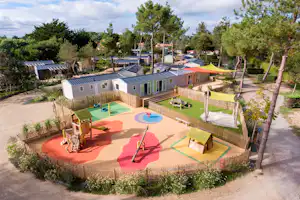 Sunêlia Le Fief - Spielplatz und Mobilheime auf dem Campingplatz