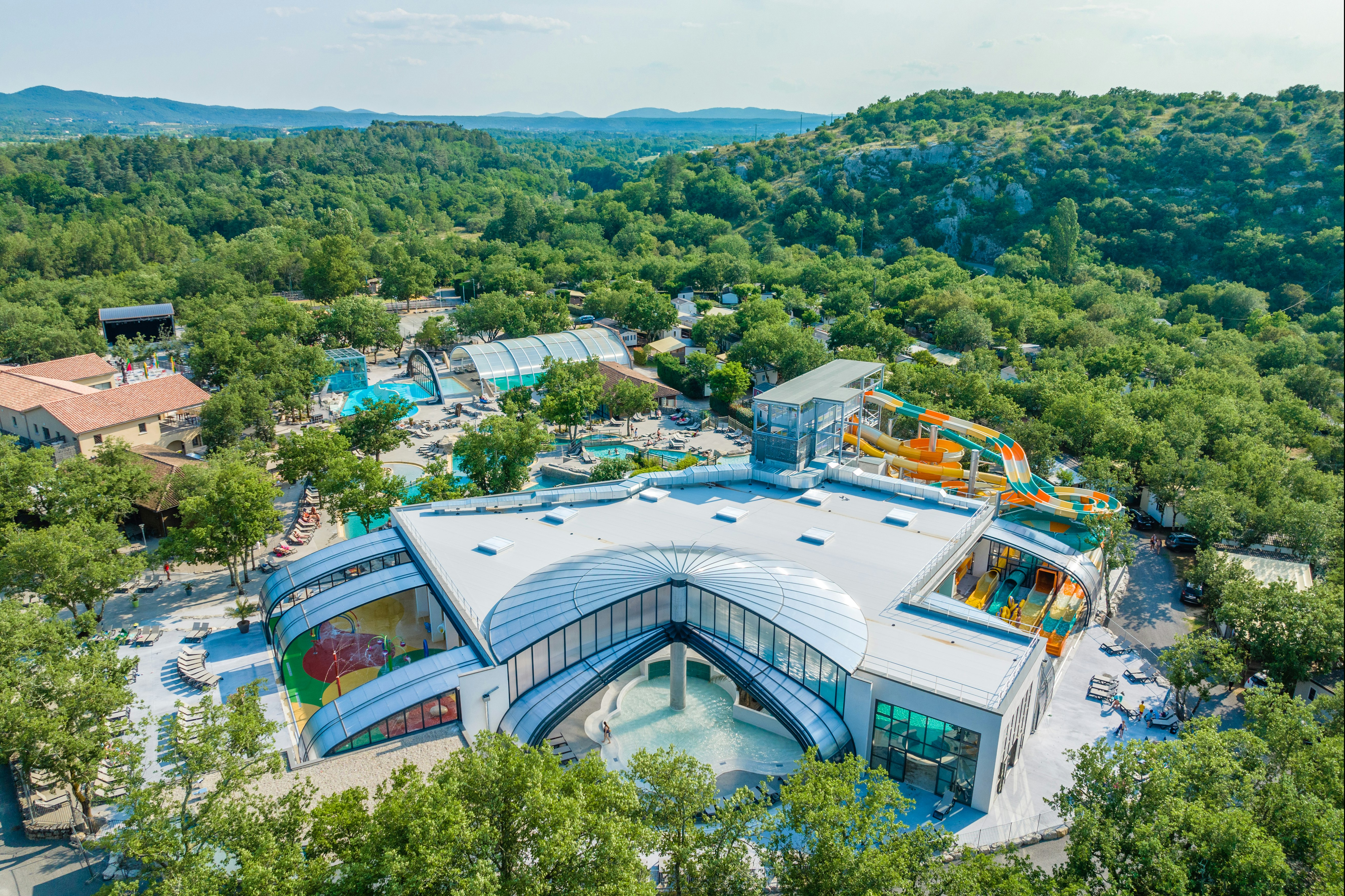 Yelloh! Village Le Ranc Davaine  - Luftaufnahme des Campingplatzes mit Wasserpark