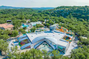 Yelloh! Village Le Ranc Davaine - Luftaufnahme des Campingplatzes mit Wasserpark